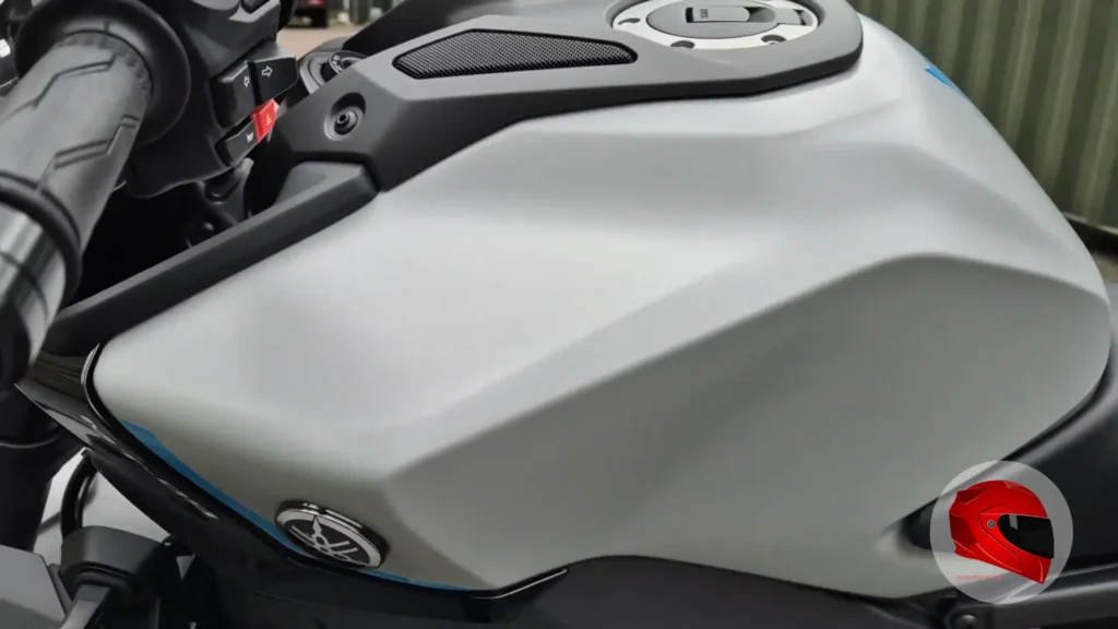 MT-09 handlebar and fuel tank