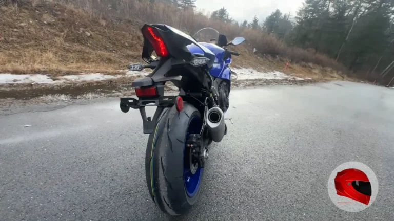 Yamaha YZF-R1 back view