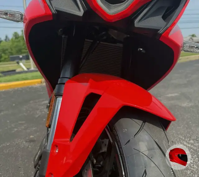 Suzuki GSX-8R front fender and fork close-up